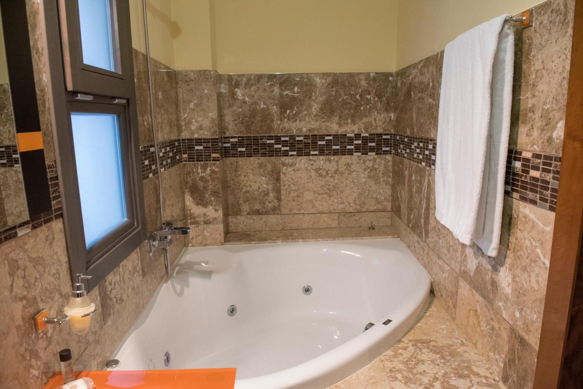 Apartamentos Luxury Puente De Triana Севиля Екстериор снимка