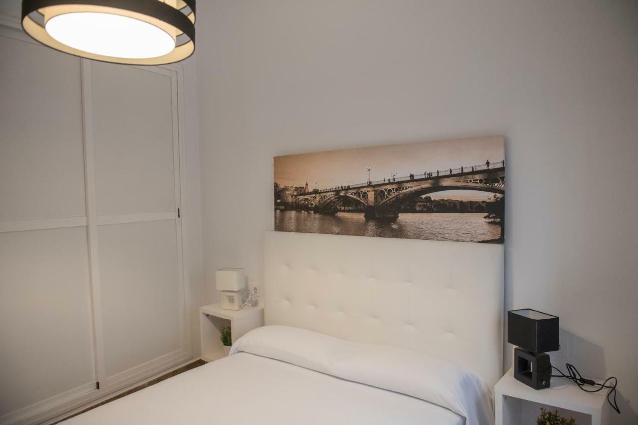 Apartamentos Luxury Puente De Triana Севиля Екстериор снимка