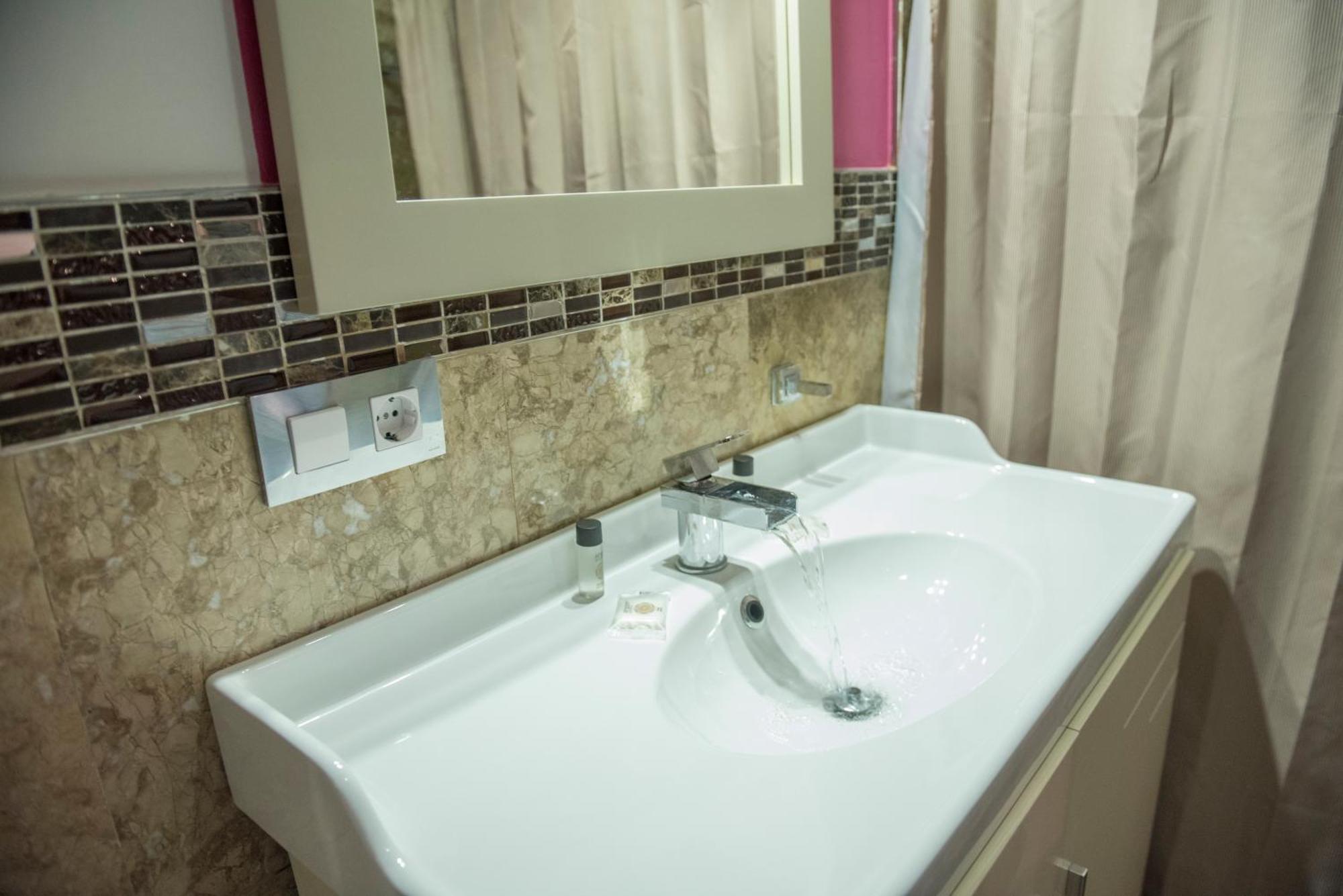 Apartamentos Luxury Puente De Triana Севиля Екстериор снимка